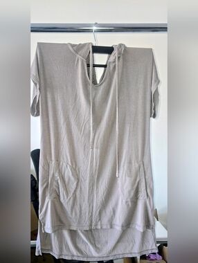 Soho Short-Sleeve Hooded Tunic in Light Taupe